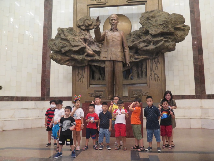 Thiếu nhi tham quan Bảo tàng Hồ Chí Minh